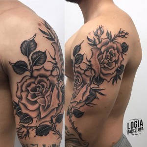 tatuaje_hombro_tradicional_rosa_Logia_Barcelona_Willian_Spindola